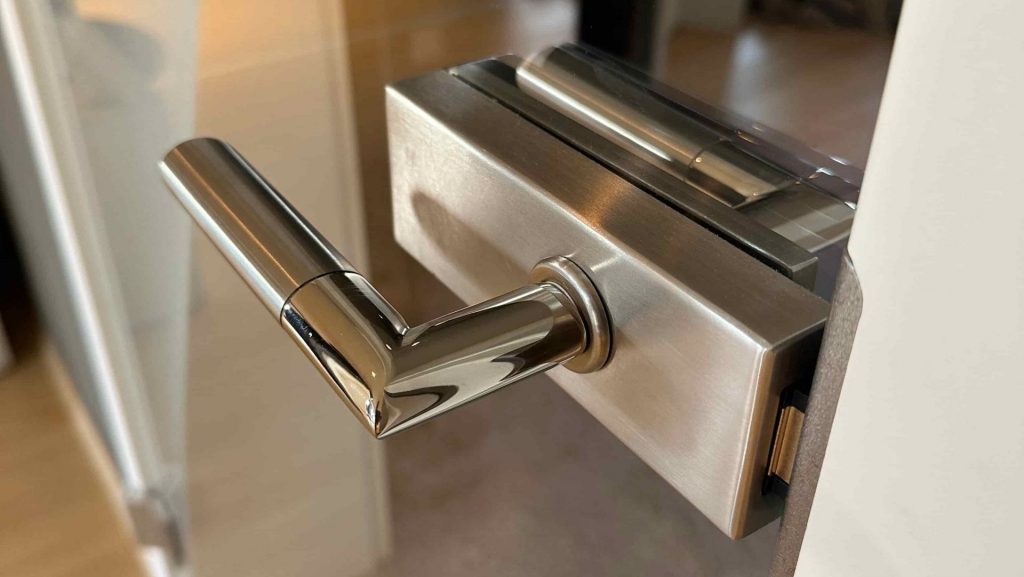 Metallgriff glänzend Glastür