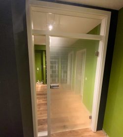 Innenglastür mit Muster, Seitenteil und Oberlicht