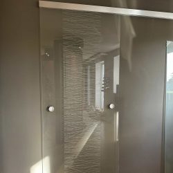 Glasschiebetür mit Muster